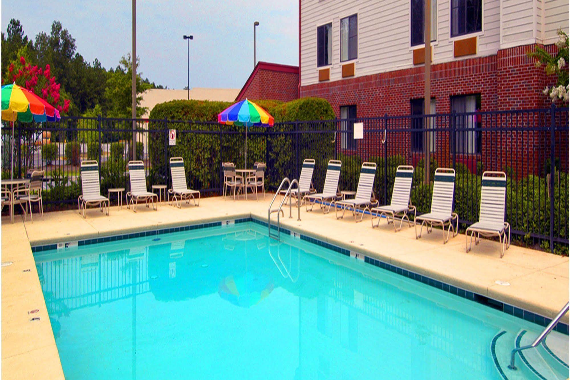 Red Roof & Savannah Airport Motel Pooler